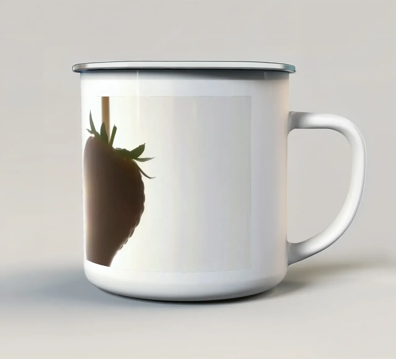 Fragole fresche immerse in una salsa cremosa tazza in smalto da DesignDoodle