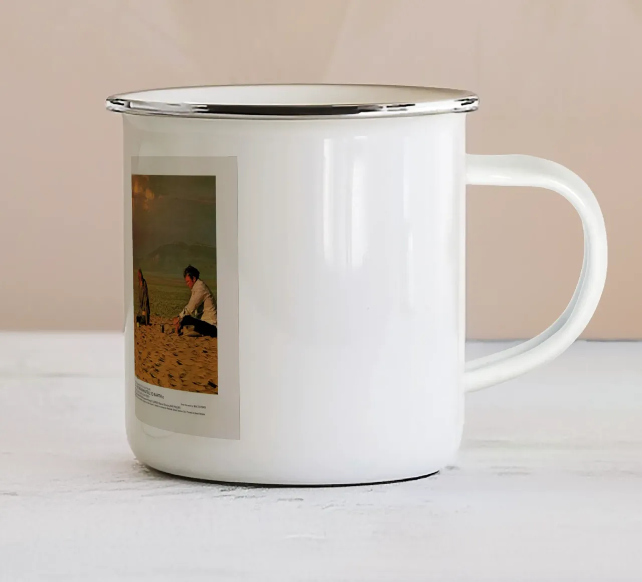 The Man Who Fell to Earth’ Retro Movie Poster tazza in smalto da Gallery Print and Art Limited