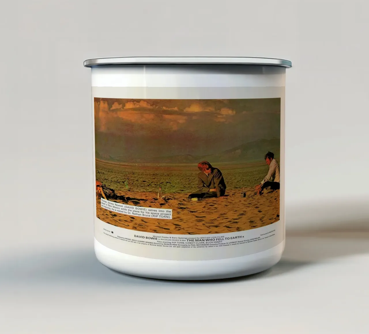The Man Who Fell to Earth’ Retro Movie Poster tazza in smalto da Gallery Print and Art Limited