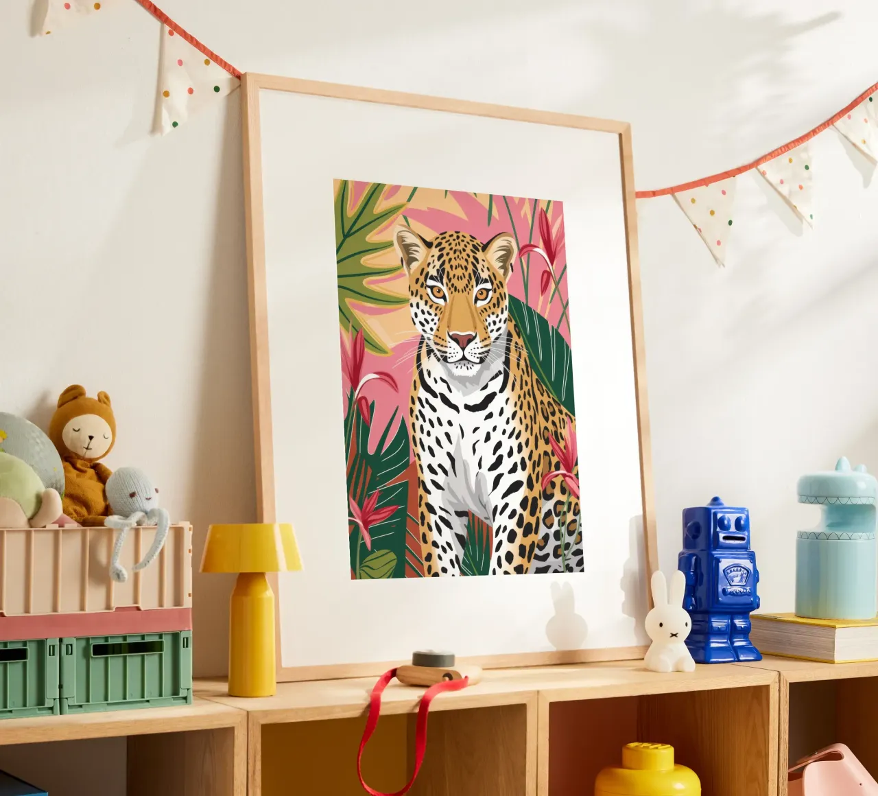 Guardiano della giungla maestosa poster con telaio in legno da Atelier Tiga