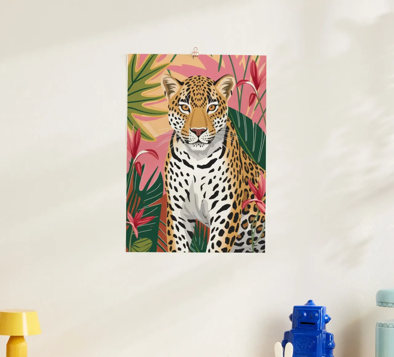 Guardiano della giungla maestosa poster con telaio in legno da Atelier Tiga