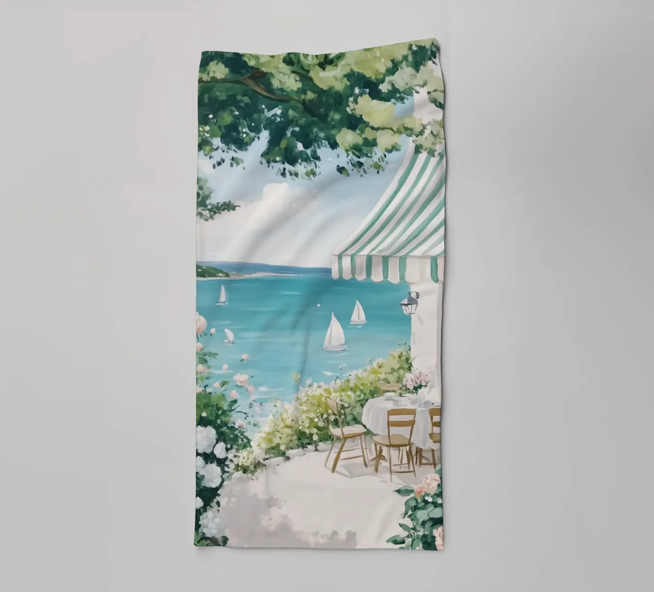 Caffè costiero con barche a vela asciugamano da bagno da Melloi Art Print