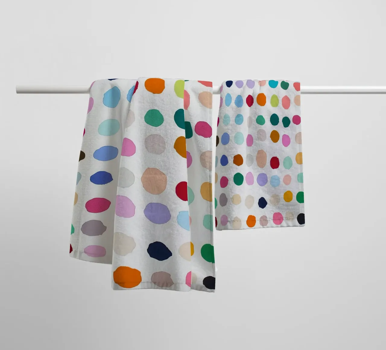 Polkadots Puntini astratti Bianco Colorato Colorato Minimale asciugamano da bagno da Nikis Art Studio