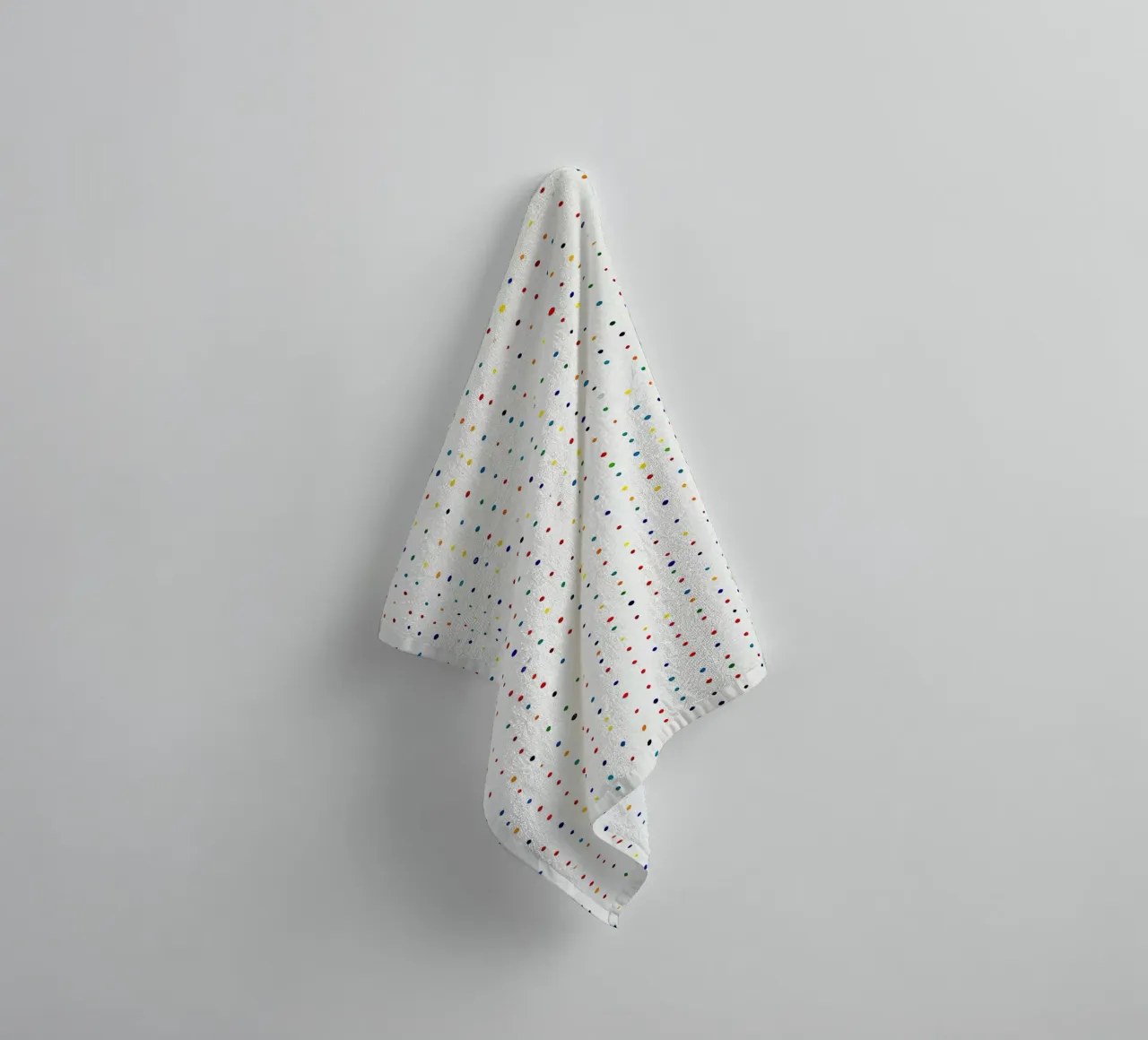 Polkadots Abstrait Points Blancs Coloré Minimal serviette de bain de Nikis Art Studio