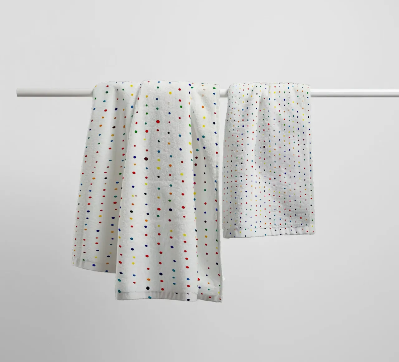 Polkadots Abstrait Points Blancs Coloré Minimal serviette de bain de Nikis Art Studio
