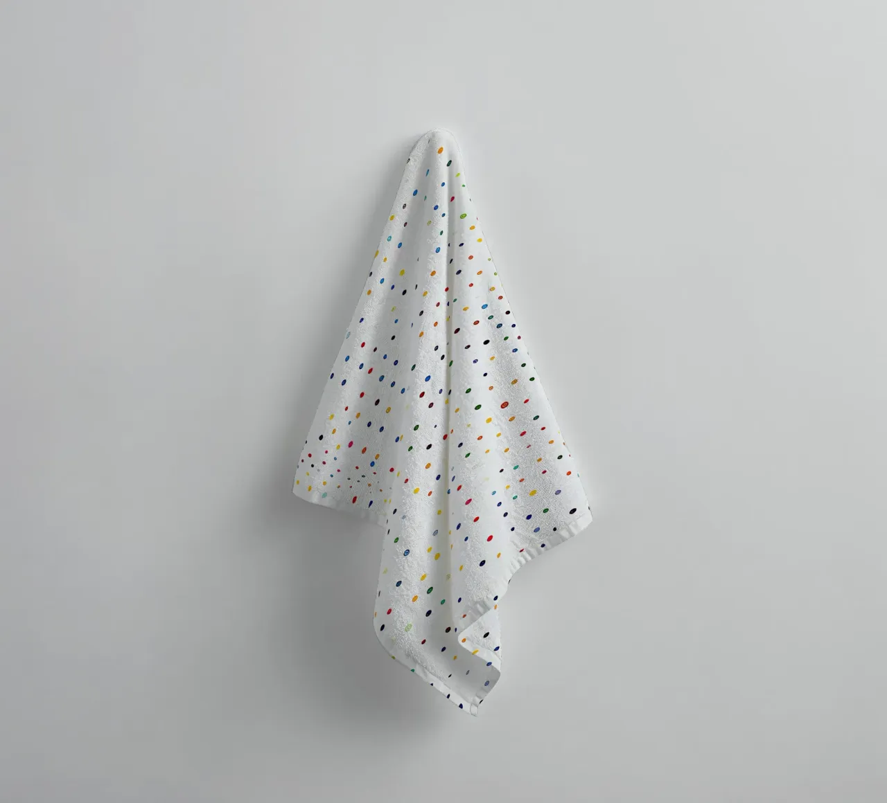 Polkadots Abstrait Points Blancs Coloré Minimal serviette de bain de Nikis Art Studio