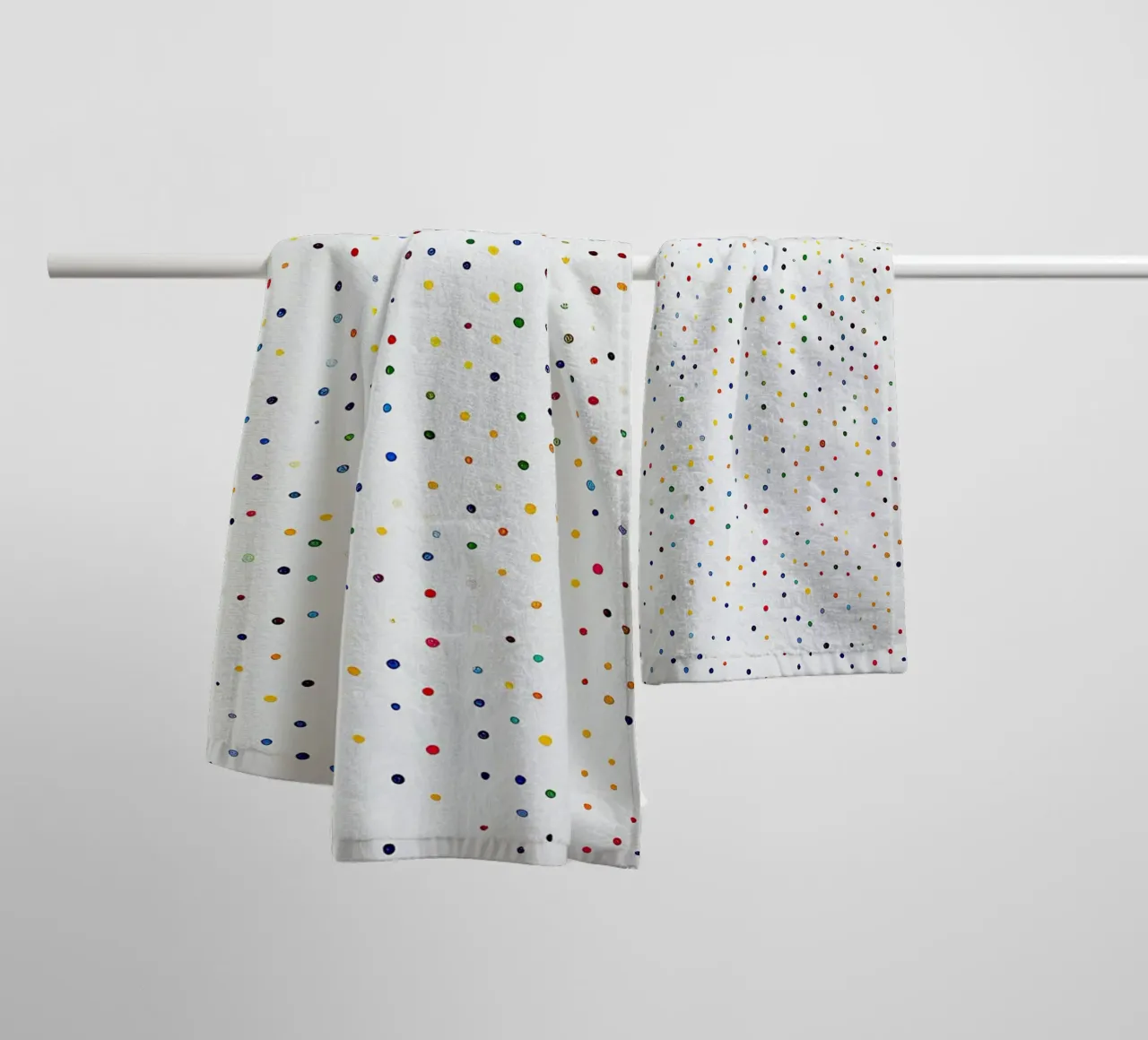 Polkadots Abstrait Points Blancs Coloré Minimal serviette de bain de Nikis Art Studio