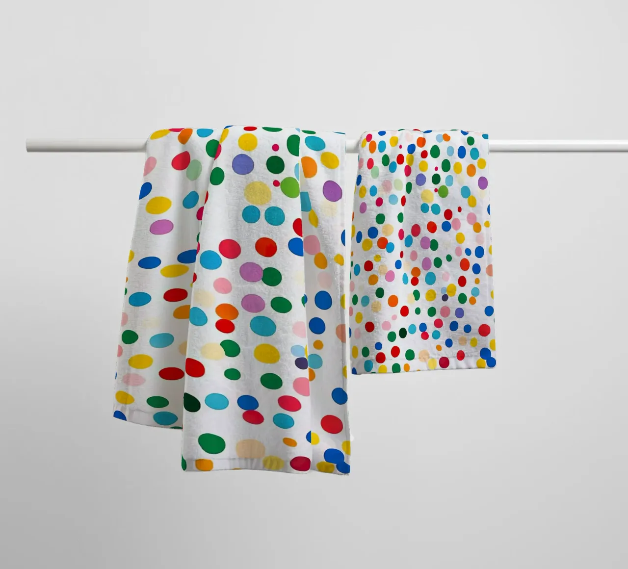 Polkadots Abstrait Points Blancs Coloré Minimal serviette de bain de Nikis Art Studio