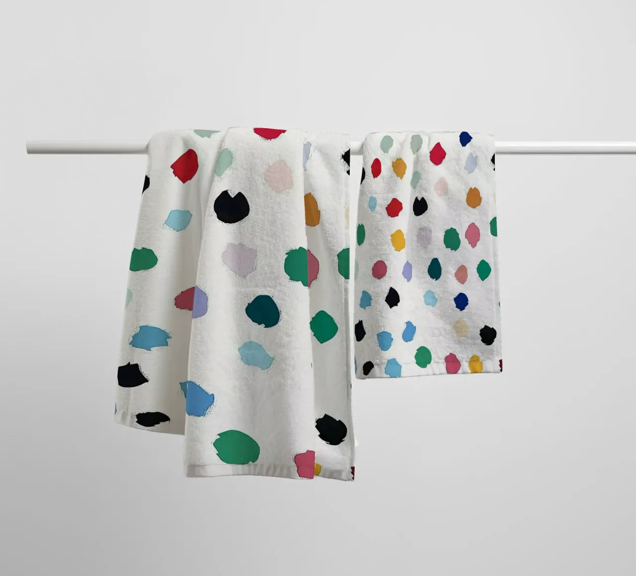 Polkadots Abstrait Points Blancs Coloré Minimal serviette de bain de Nikis Art Studio