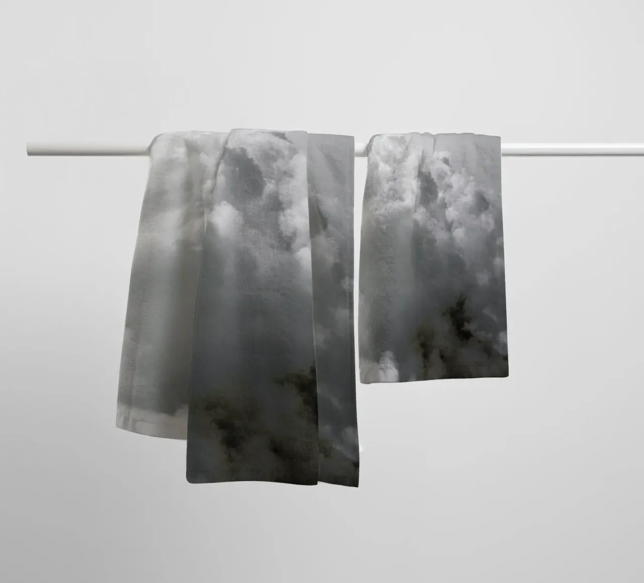 Clouds II badhanddoek van Sebastian Hilgetag