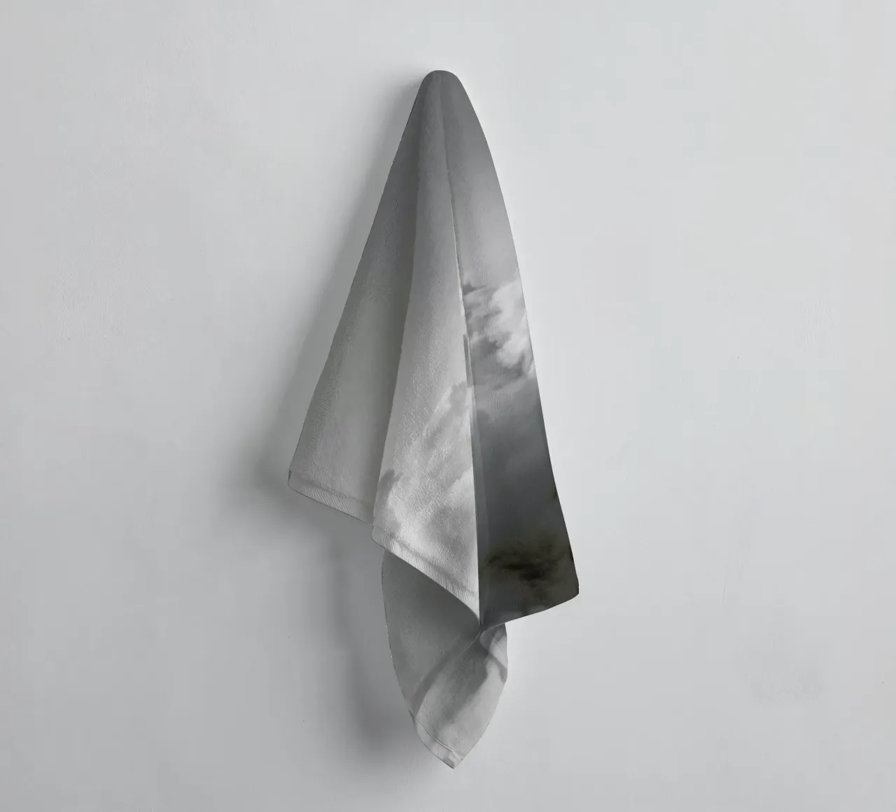 Clouds II badhanddoek van Sebastian Hilgetag