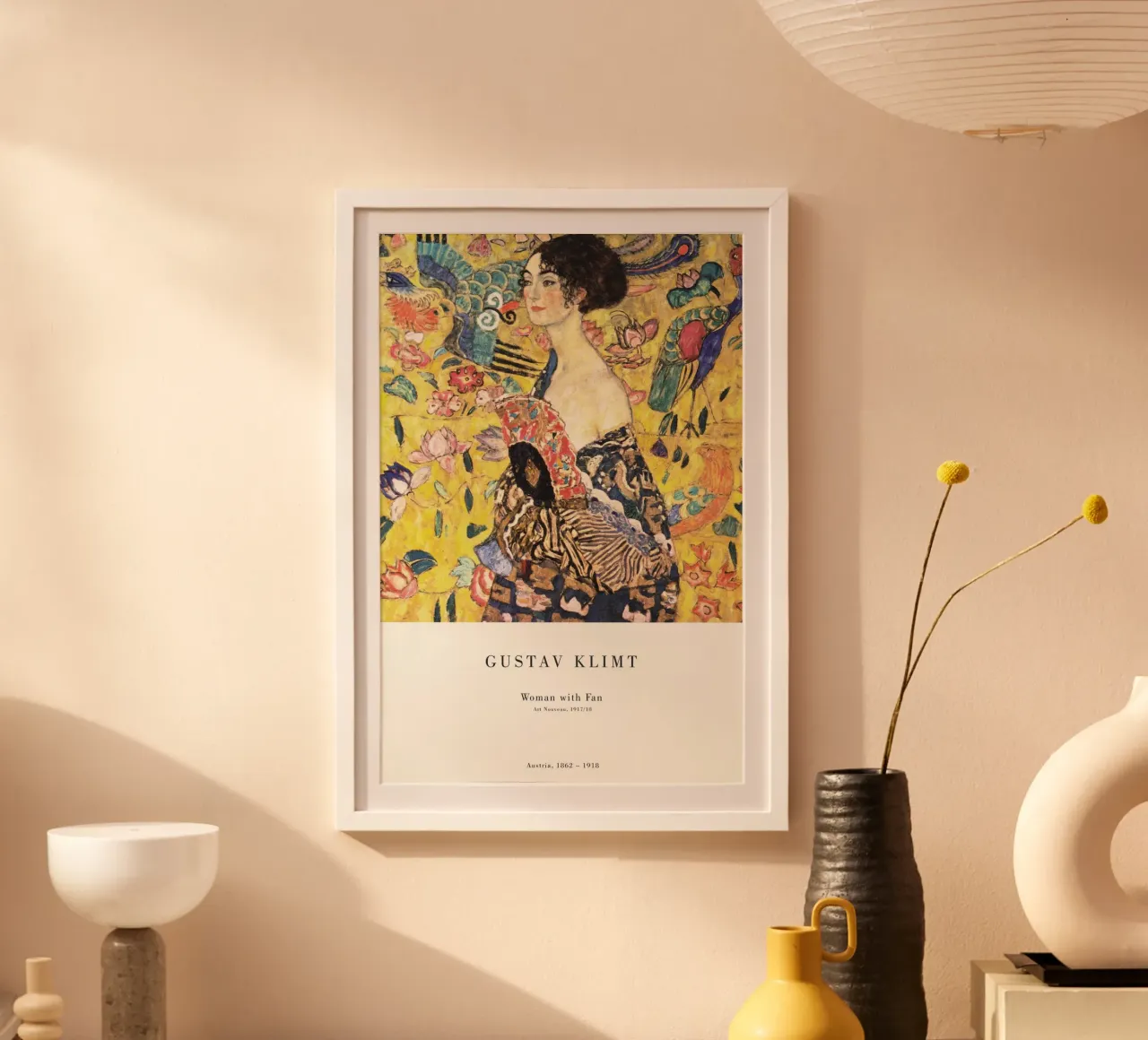 Gustav Klimt - Signora con ventaglio poster con telaio in legno da Old Masters