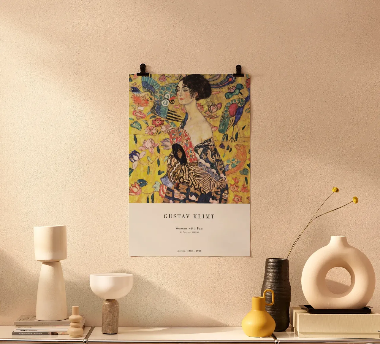 Gustav Klimt - Signora con ventaglio poster con telaio in legno da Old Masters