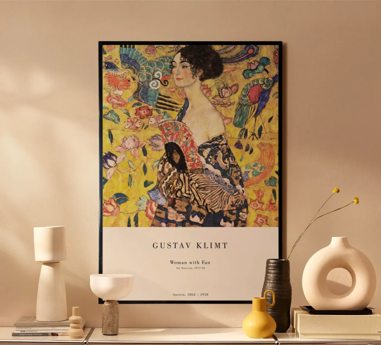 Gustav Klimt - Signora con ventaglio poster con telaio in legno da Old Masters