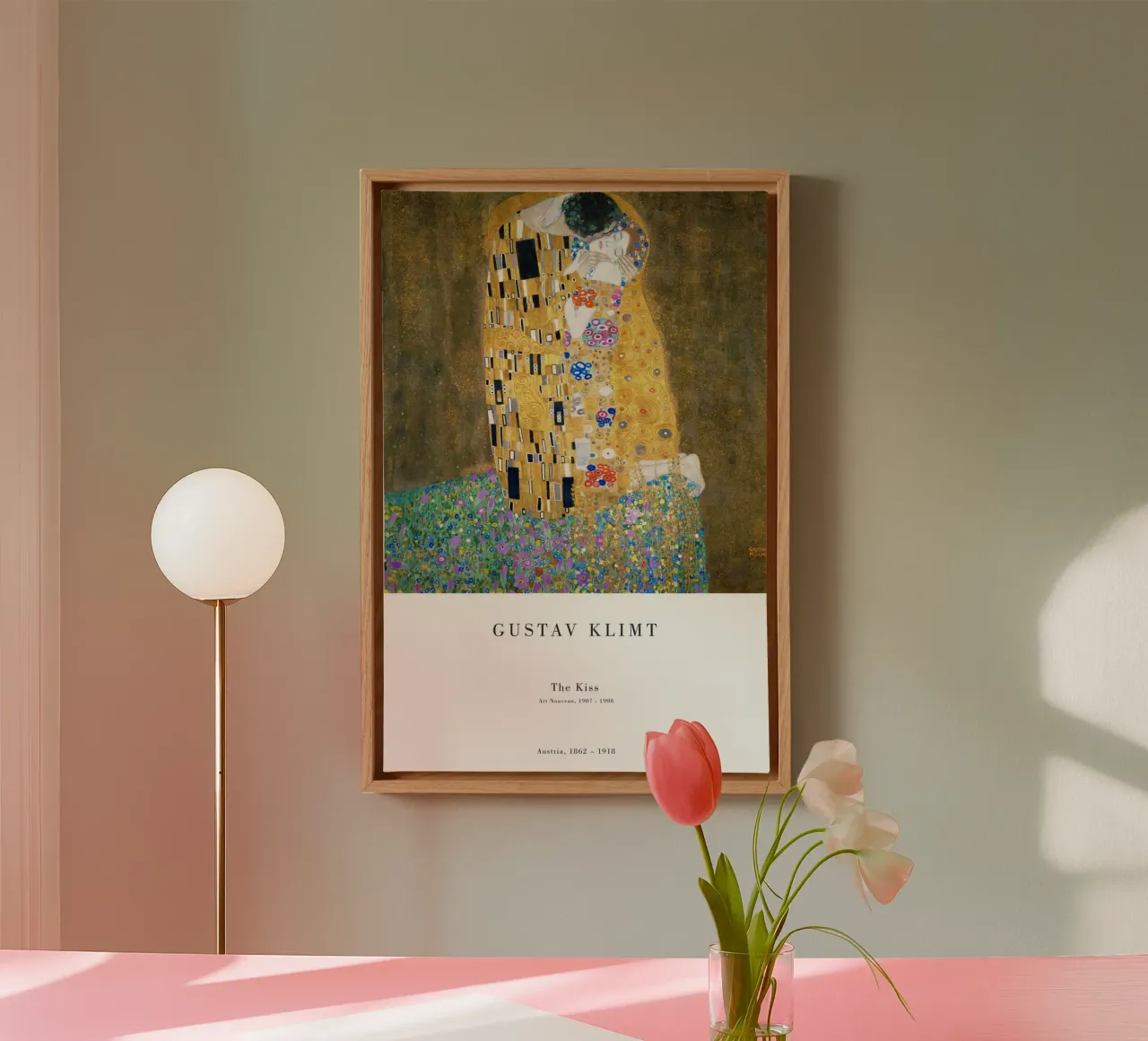 Gustav Klimt - Der Kuss Leinwand mit Schattenfugenrahmen von Old Masters