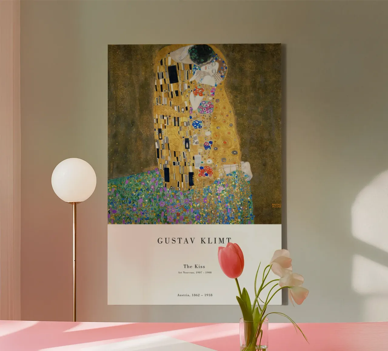 Gustav Klimt - Der Kuss Leinwand mit Schattenfugenrahmen von Old Masters