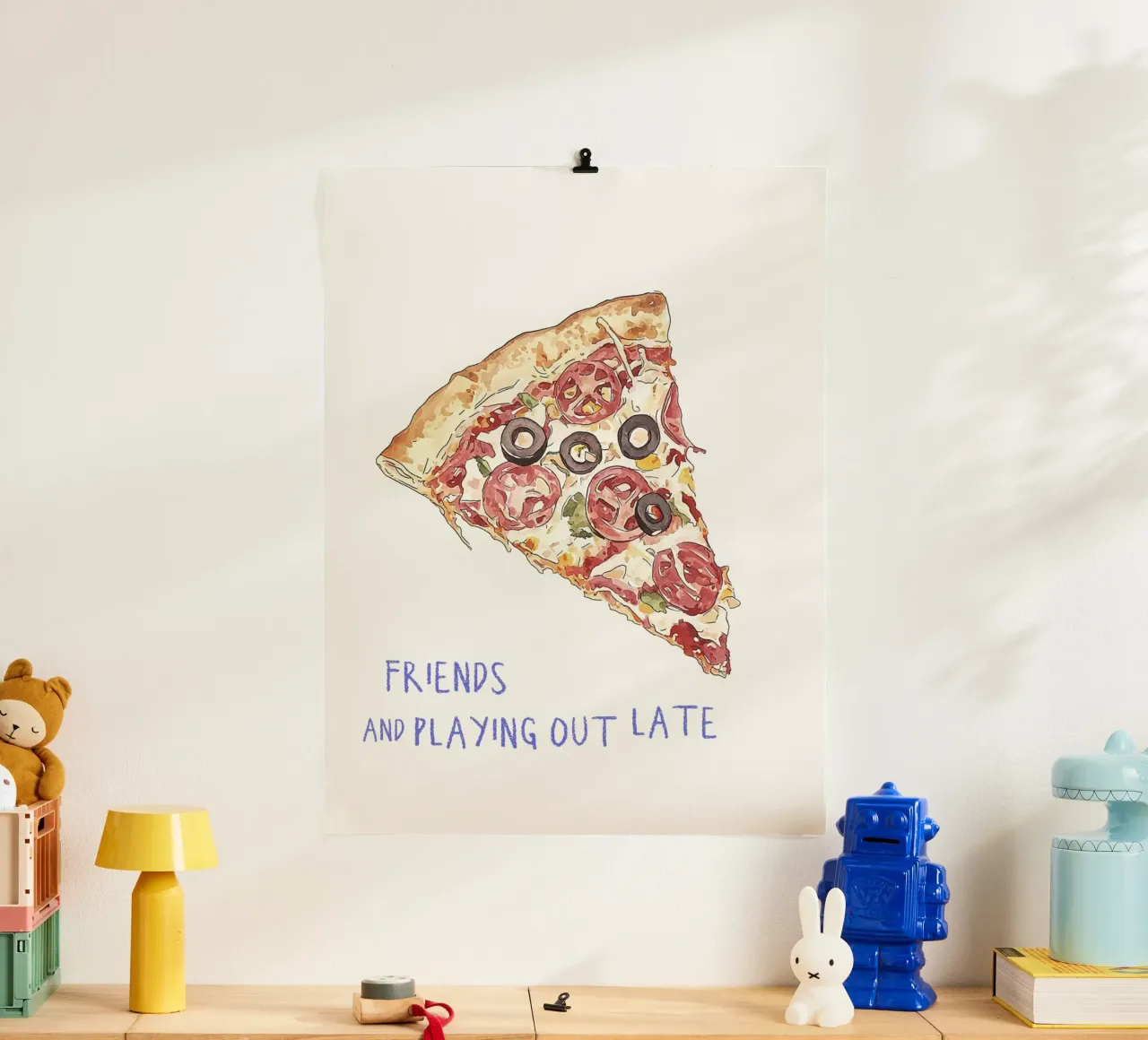 Amici e giocare fino a tardi - Illustrazione alimentare di Pizza Slice poster con telaio in plastica da Peaches Art Prints