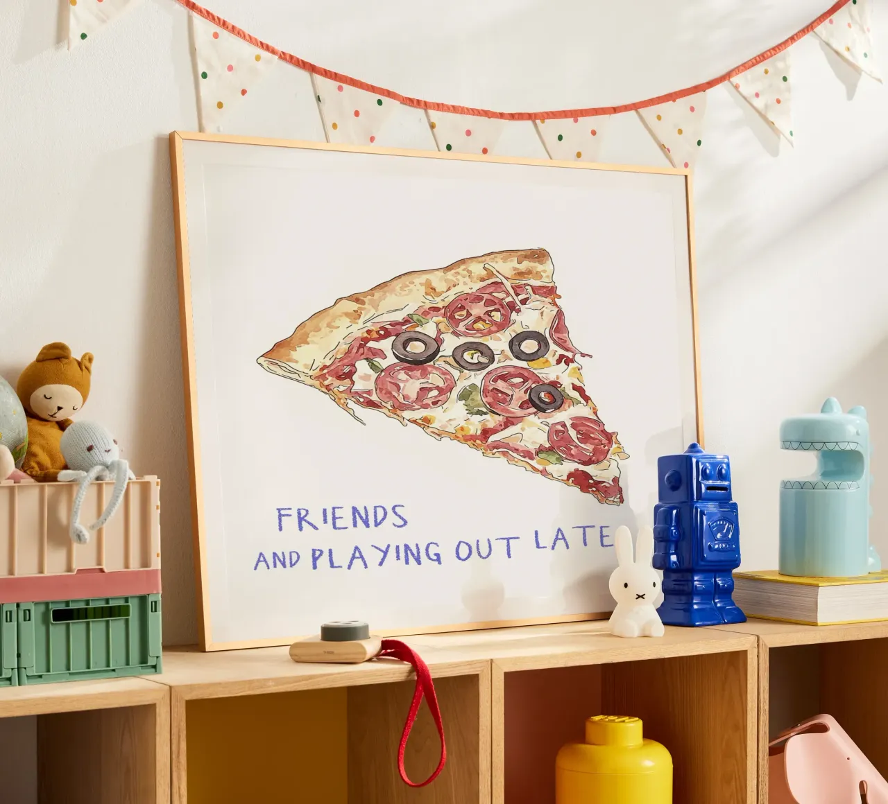 Amici e giocare fino a tardi - Illustrazione alimentare di Pizza Slice poster con telaio in plastica da Peaches Art Prints