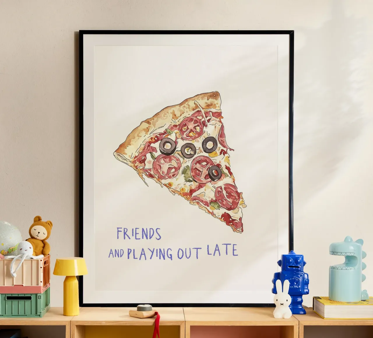 Amici e giocare fino a tardi - Illustrazione alimentare di Pizza Slice poster con telaio in plastica da Peaches Art Prints