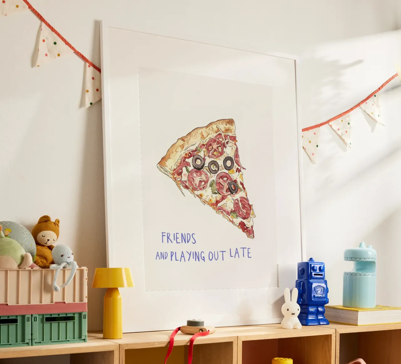 Amici e giocare fino a tardi - Illustrazione alimentare di Pizza Slice poster con telaio in plastica da Peaches Art Prints