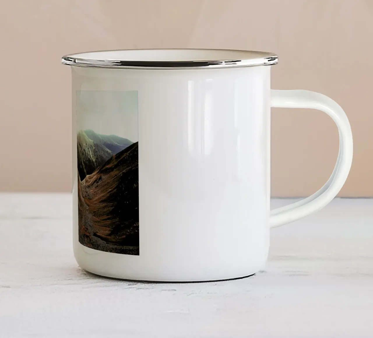 Mountains VIII tazza in smalto da Sebastian Hilgetag