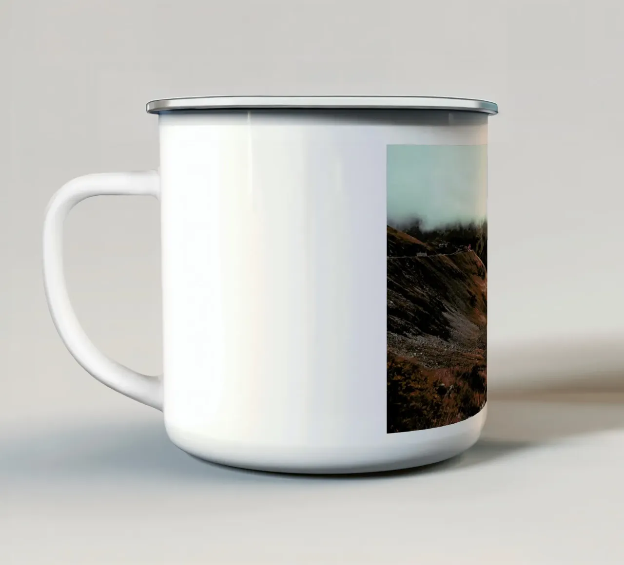 Mountains VIII tazza in smalto da Sebastian Hilgetag