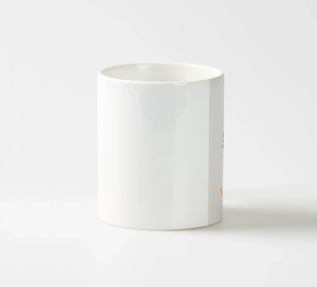 forma di triangolo astratto tazza in ceramica da Yeadon