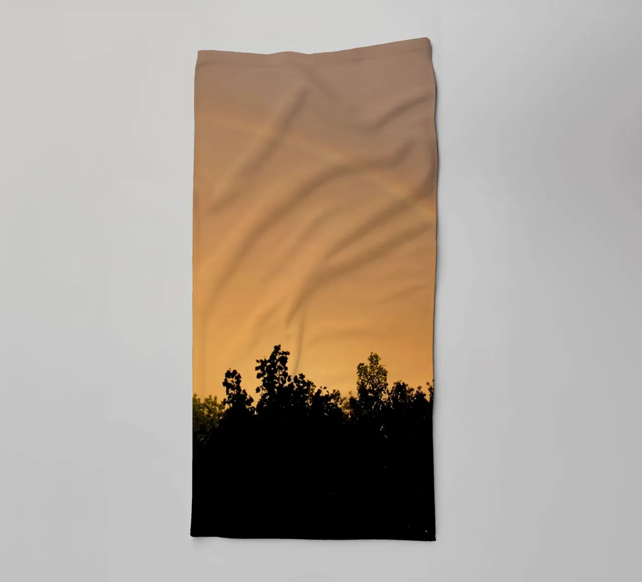 Regenboog bij zonsondergang badhanddoek van Teresa André