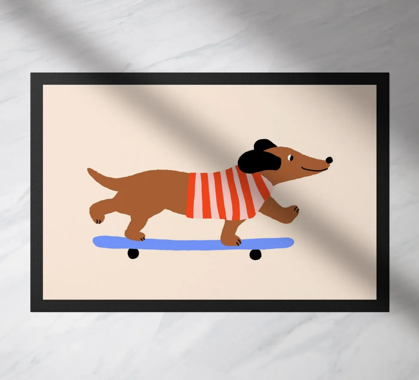 Dackel mit Skateboard Fußmatte von Maren Gross