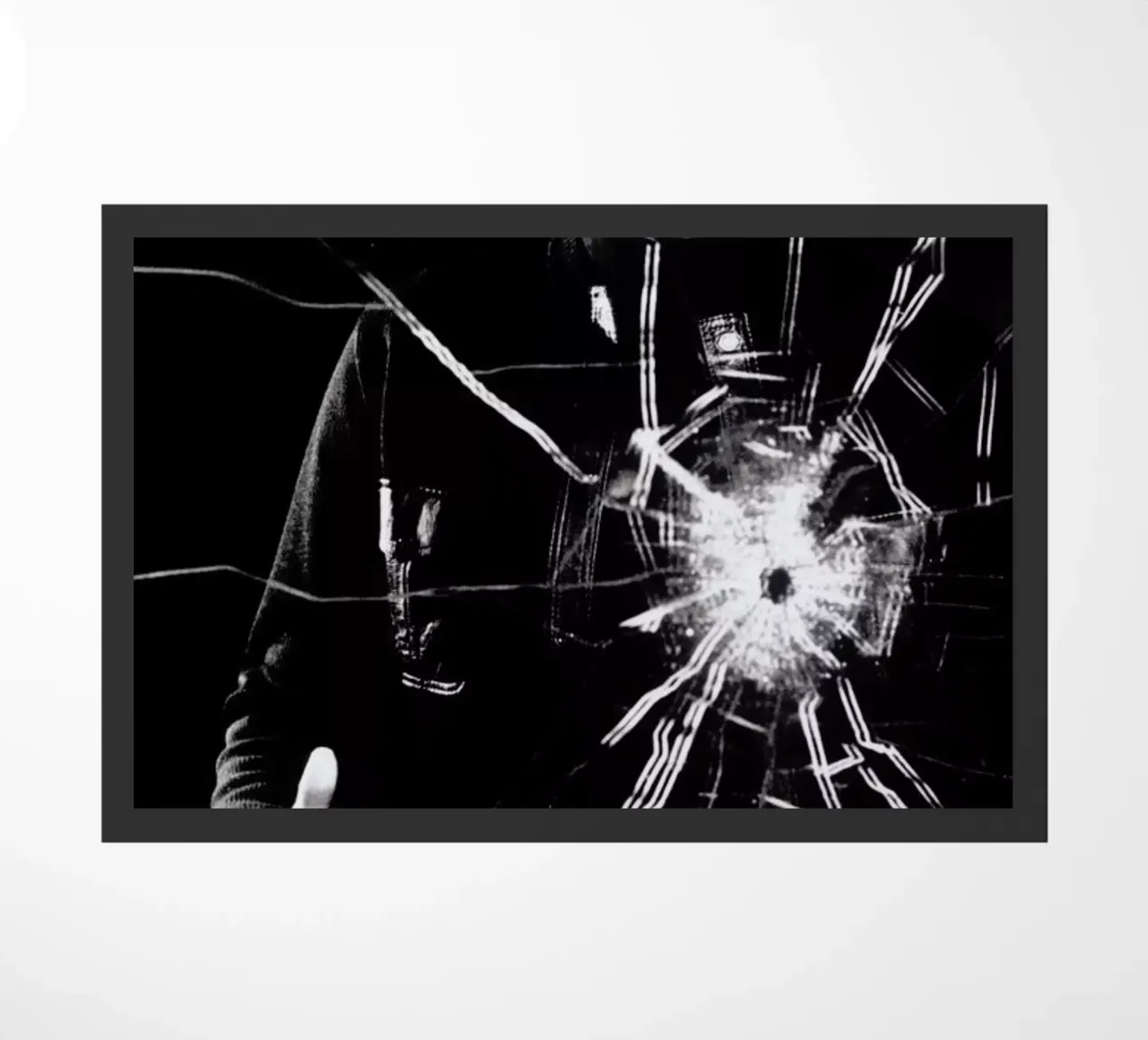 Roger Moore in 'Live and Let Die' zerbino da Gallery Print and Art Limited