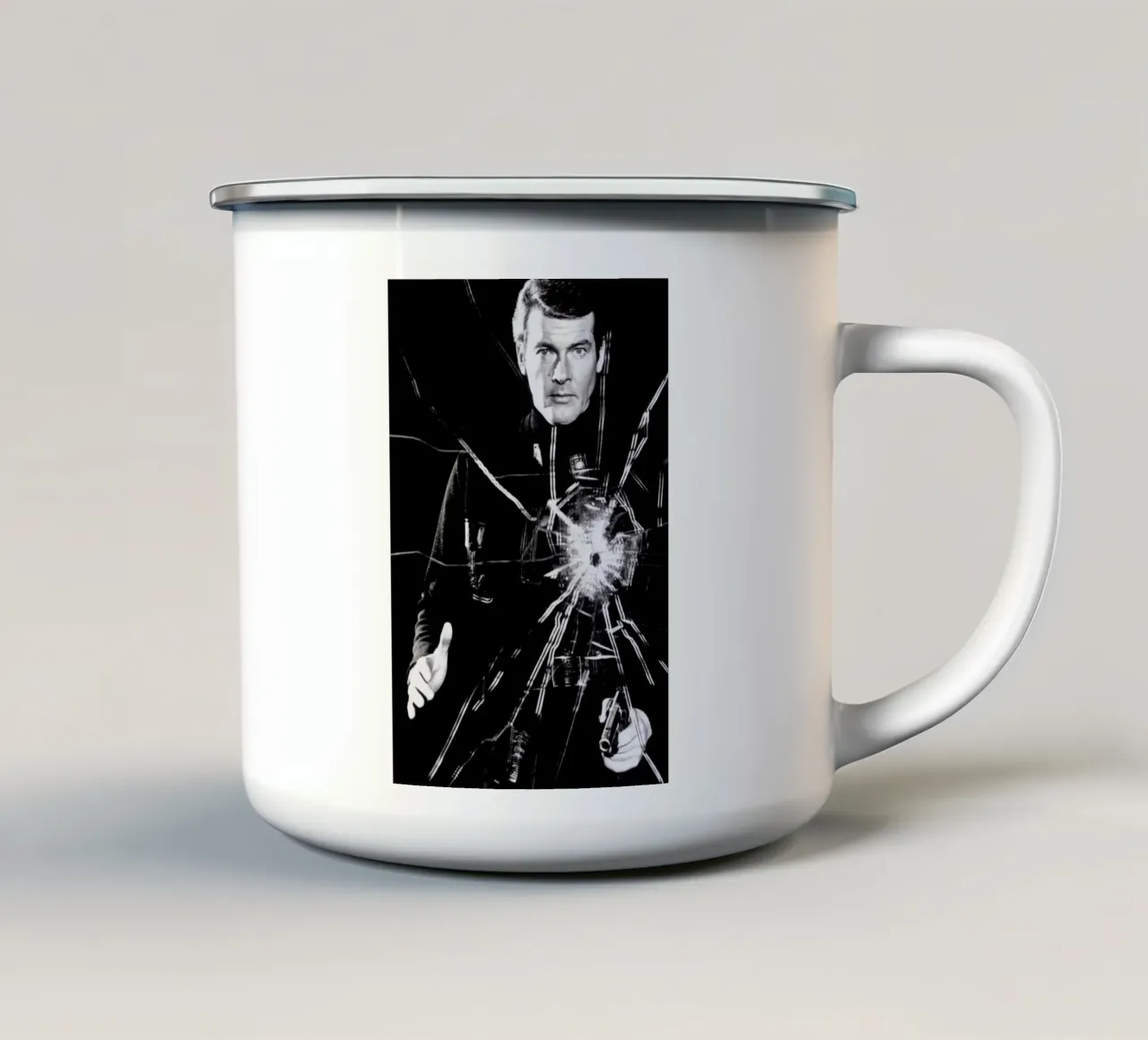 Roger Moore in  'Live and Let Die' emaille mok van Gallery Print and Art Limited