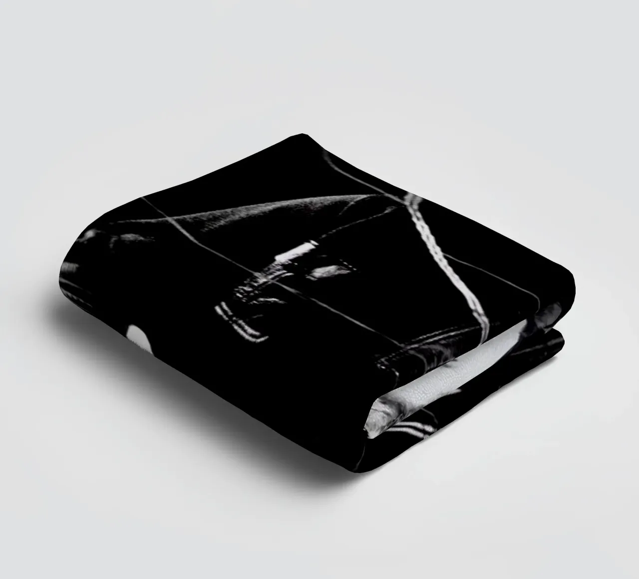 Roger Moore in  'Live and Let Die' asciugamano da bagno da Gallery Print and Art Limited