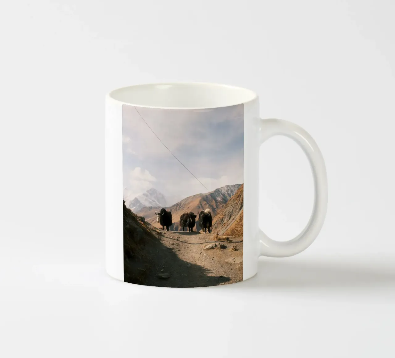 Yaks of the High Himalayas tazza in ceramica da FujiPrints