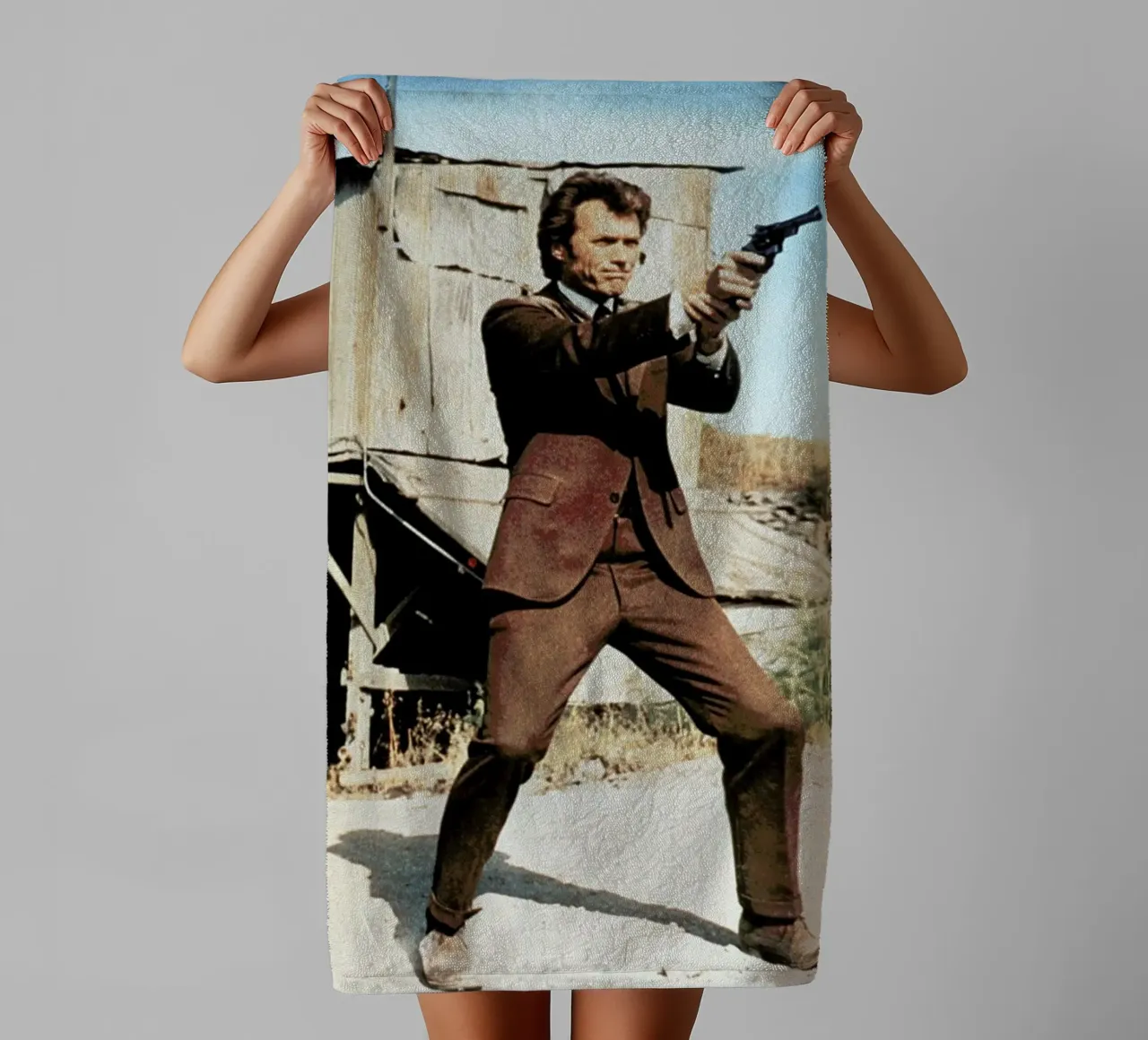 Clint Eastwood in 'Dirty Harry' asciugamano da bagno da Gallery Print and Art Limited