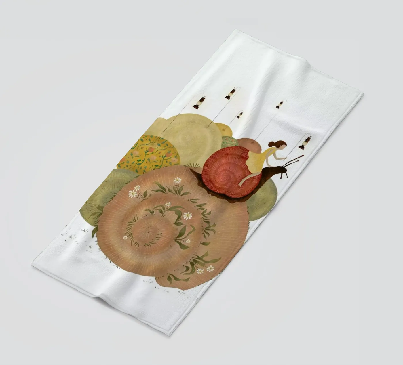 Snails Strandtuch von Amalia Restrepo