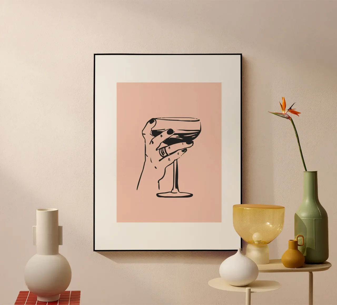 Mano con cocktail in rosa e nero plexiglass da Peaches Art Prints
