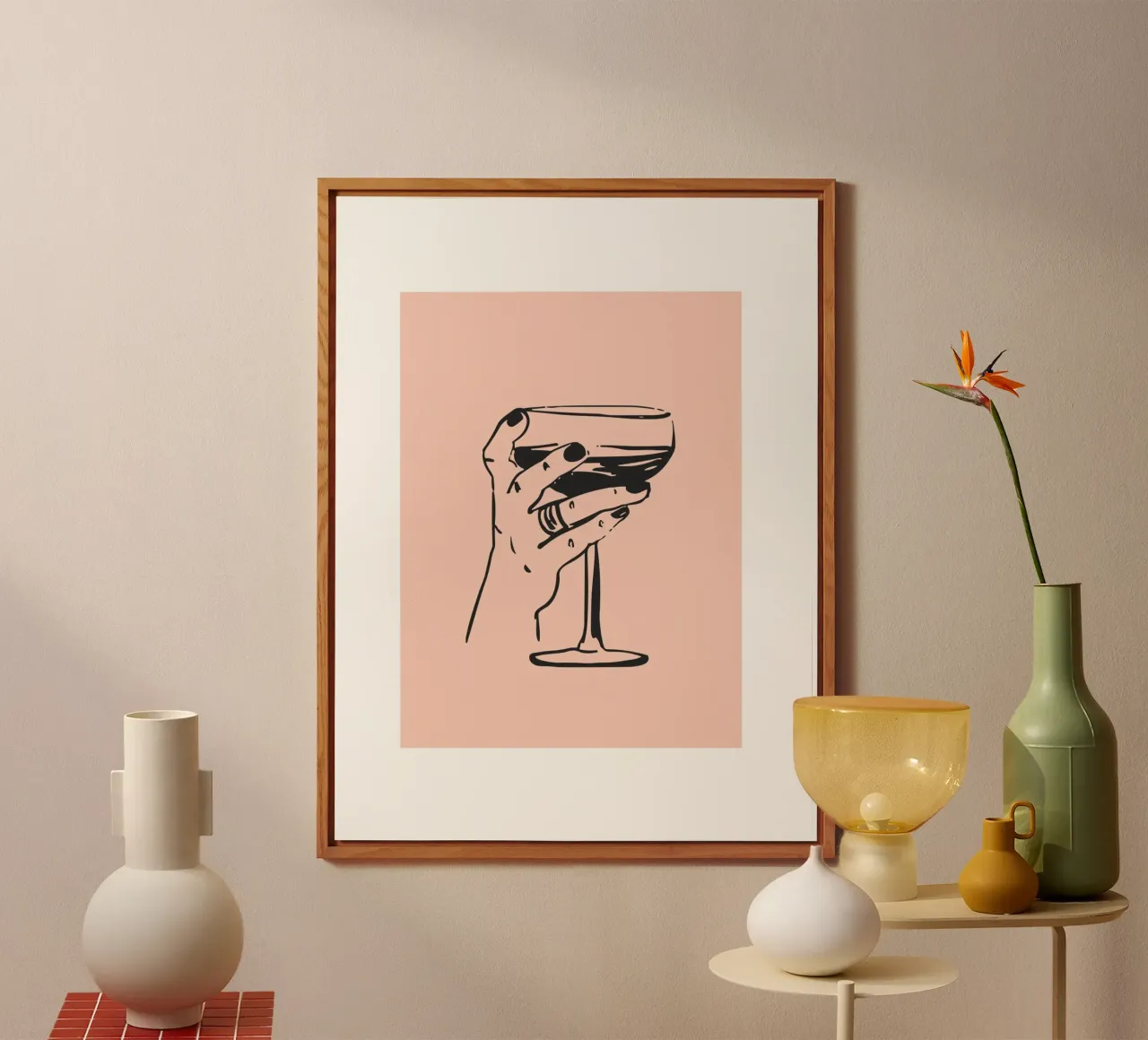 Mano con cocktail in rosa e nero alluminio dibond da Peaches Art Prints