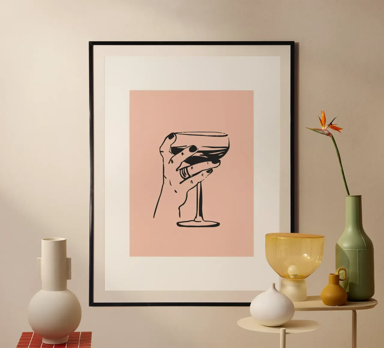 Mano con cocktail in rosa e nero poster con telaio in plastica da Peaches Art Prints
