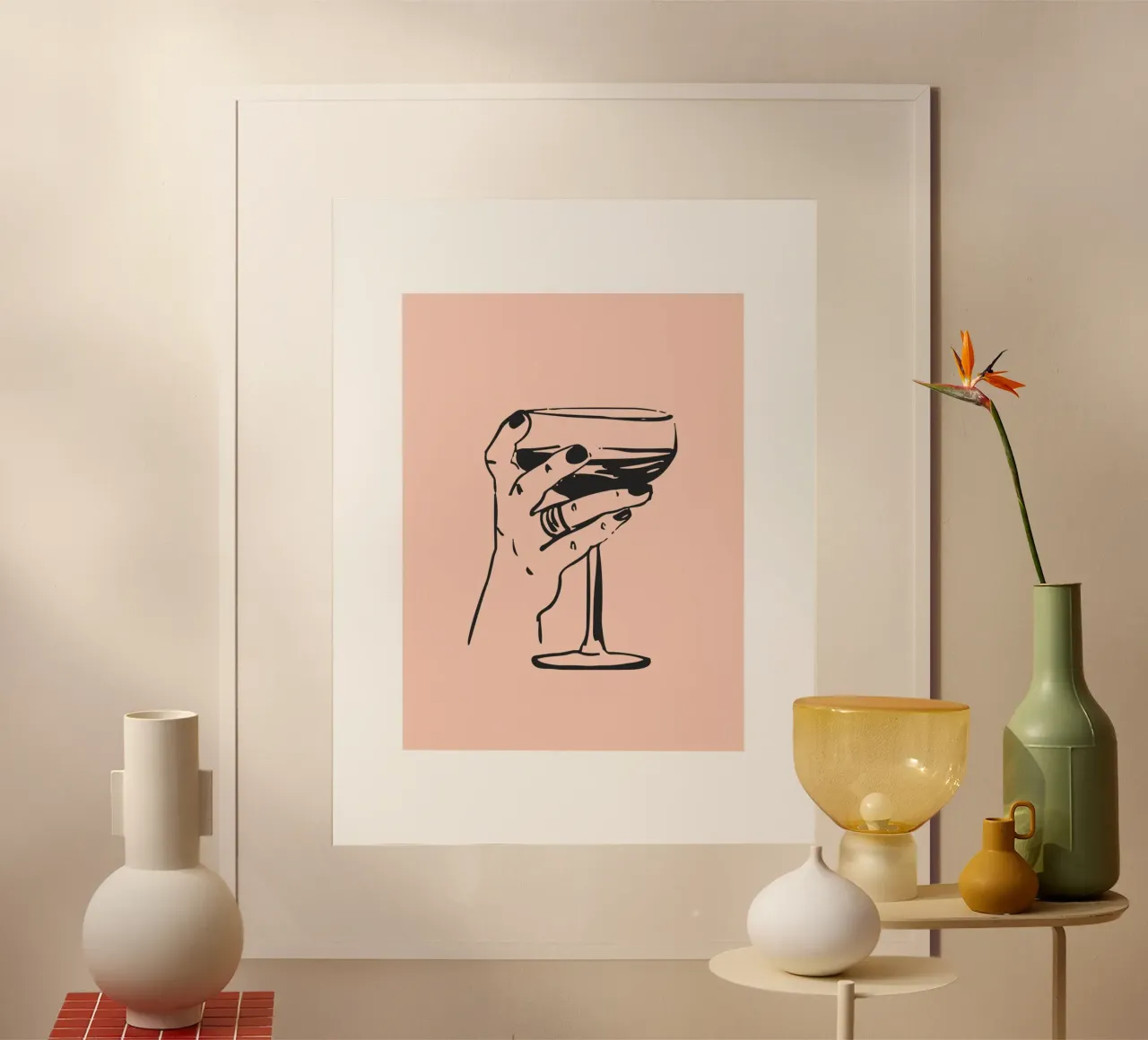 Mano con cocktail in rosa e nero poster con telaio in plastica da Peaches Art Prints