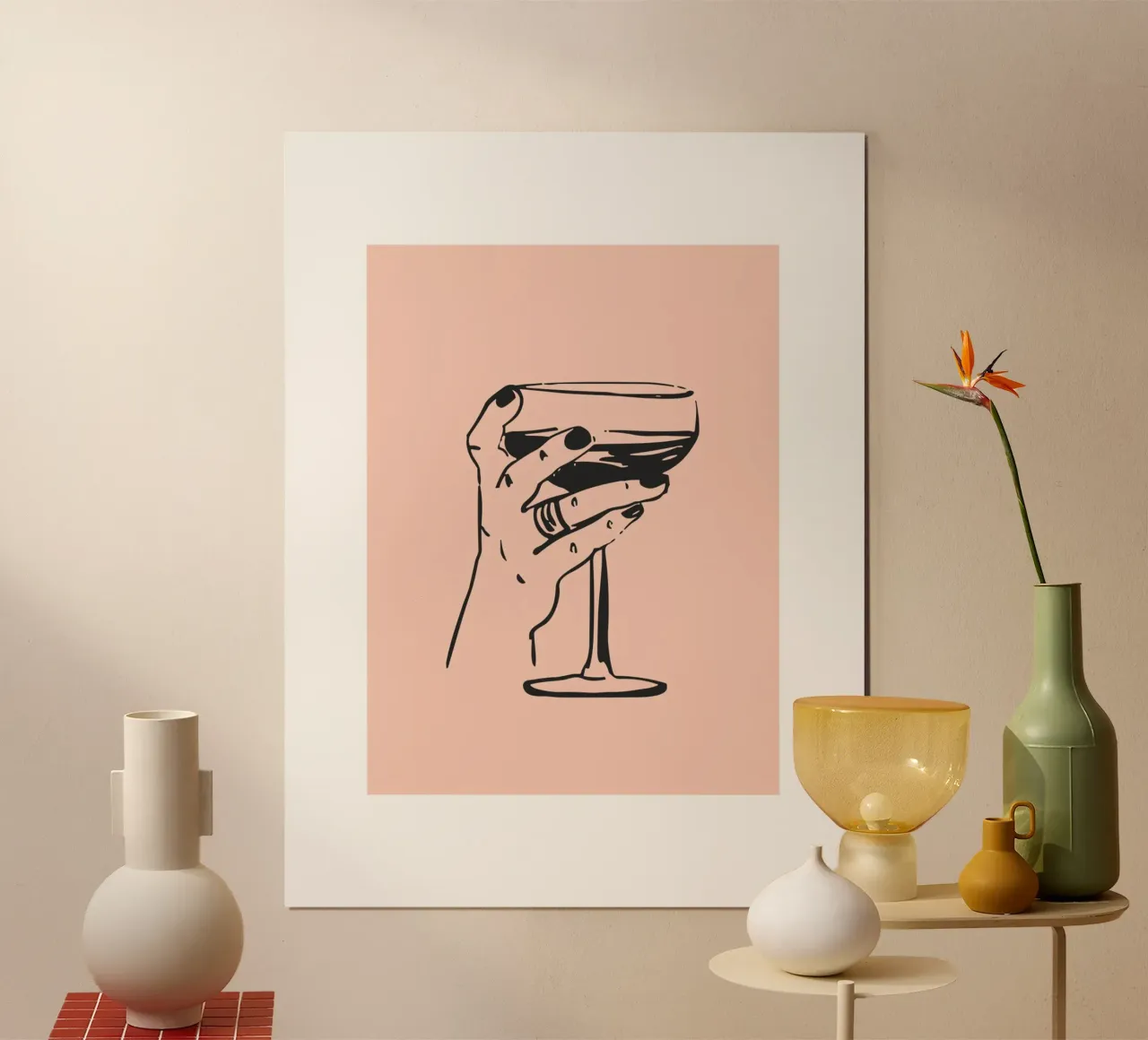 Mano con cocktail in rosa e nero poster con telaio in plastica da Peaches Art Prints