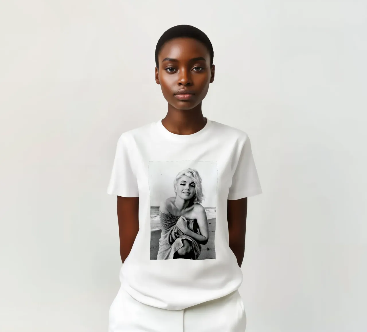 Marilyn Monroe on the sea shore t-shirt da Gallery Print and Art Limited