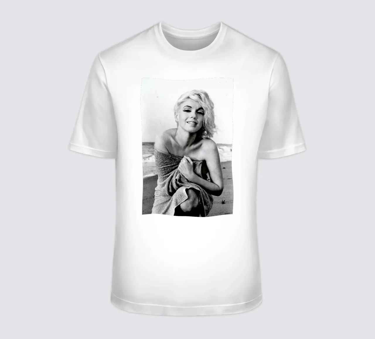 Marilyn Monroe on the sea shore t-shirt da Gallery Print and Art Limited