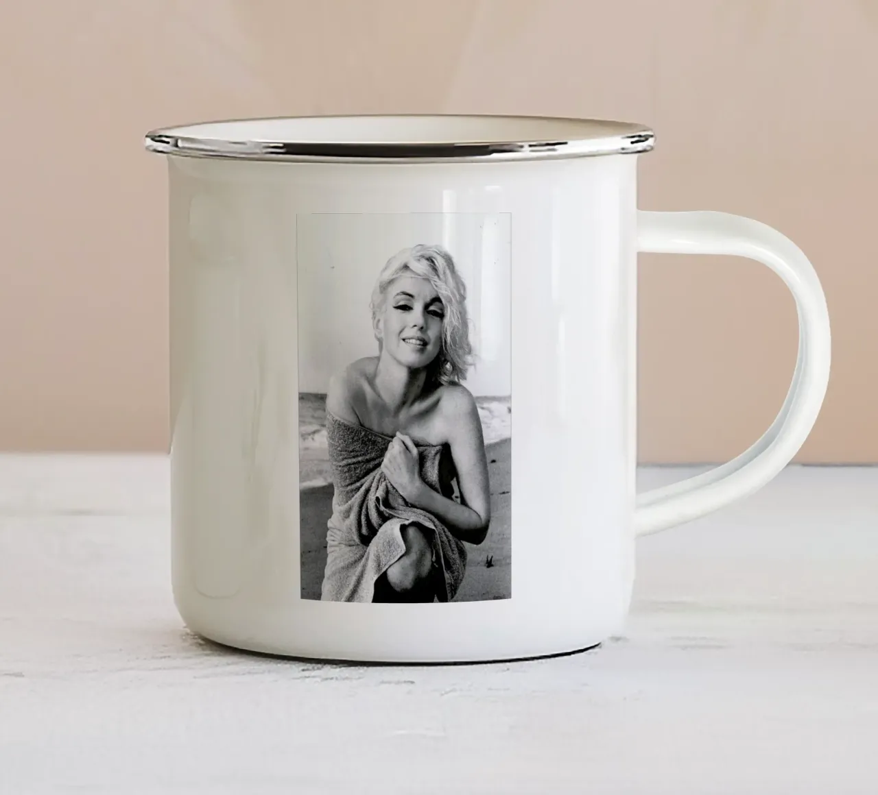 Marilyn Monroe on the sea shore Emaille Tasse von Gallery Print and Art Limited