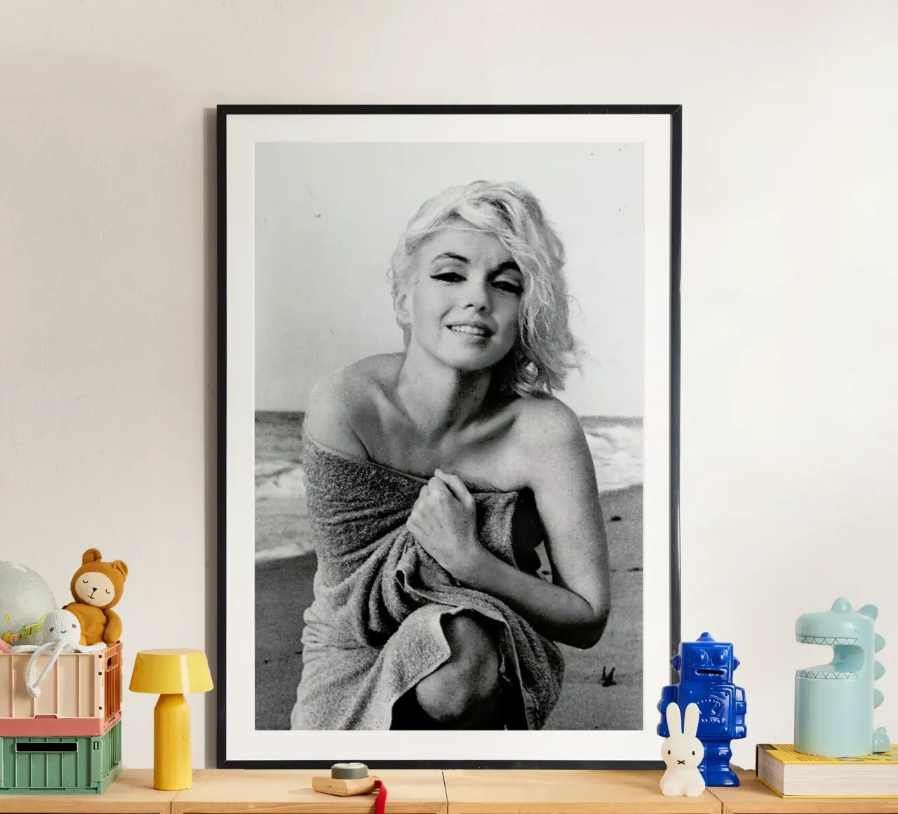 Marilyn Monroe on the sea shore poster con telaio in legno da Gallery Print and Art Limited