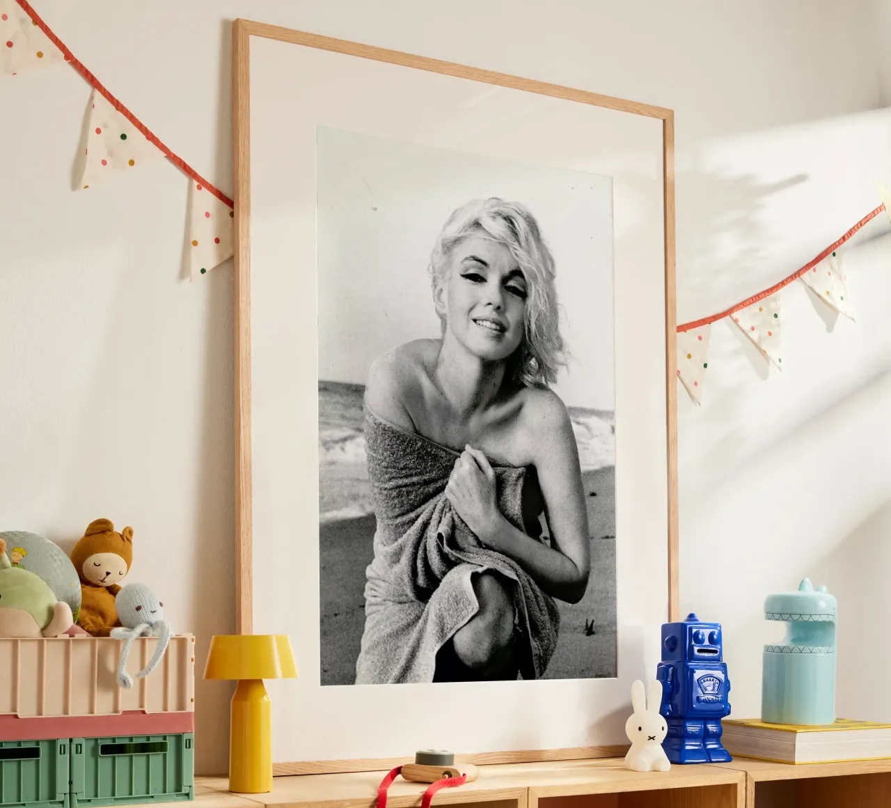 Marilyn Monroe on the sea shore poster con telaio in legno da Gallery Print and Art Limited