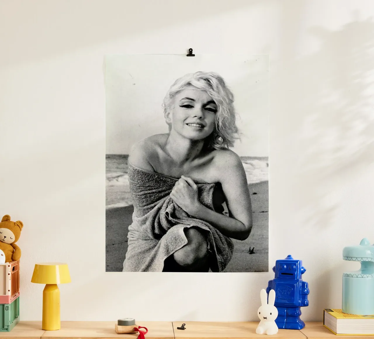 Marilyn Monroe on the sea shore poster con telaio in legno da Gallery Print and Art Limited