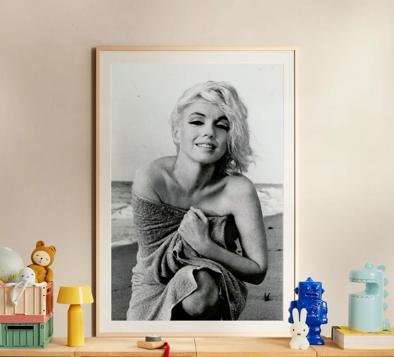 Marilyn Monroe on the sea shore poster con telaio in legno da Gallery Print and Art Limited