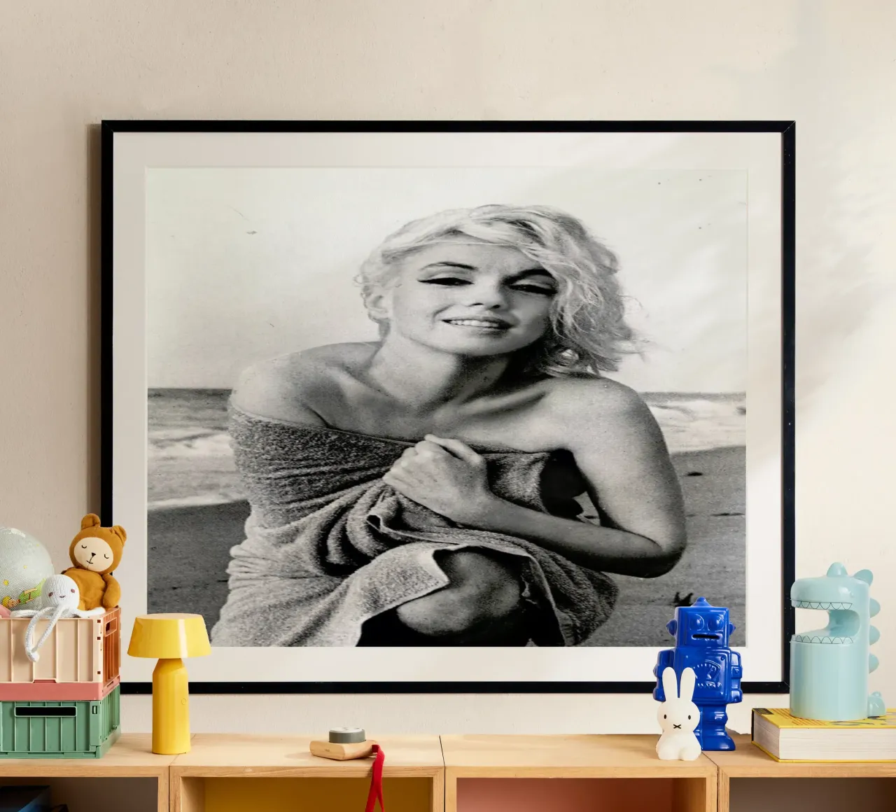 Marilyn Monroe on the sea shore poster con telaio in legno da Gallery Print and Art Limited