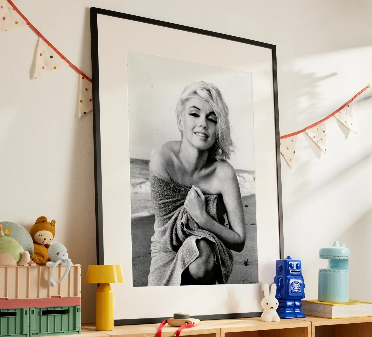 Marilyn Monroe on the sea shore poster con telaio in legno da Gallery Print and Art Limited