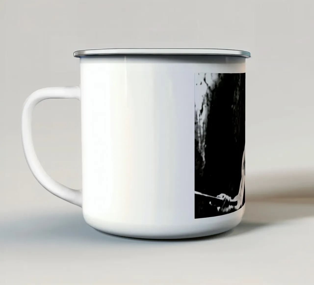 Bruce Lee in 'Enter The Dragon' tazza in smalto da Gallery Print and Art Limited